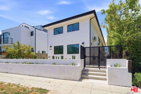 Photo of 333 6th Avenue #D, Venice, CA 90291 (MLS # 26842575)