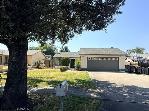Photo of 1309 Hunter Drive, Redlands, CA 92374 (MLS # IG26076016)