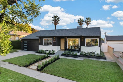 Photo of 10254 Roscoe Boulevard, Sun Valley, CA 91352 (MLS # SR26227937)