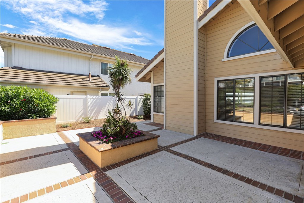 2245 Avenida Oliva