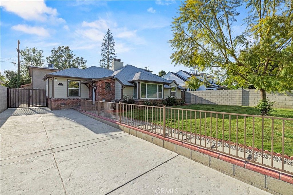 Photo of 6531 Ranchito Ave Ave, Van Nuys, CA 91401 (MLS # SR25279541)
