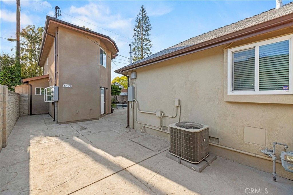Photo of 6531 Ranchito Ave Ave, Van Nuys, CA 91401 (MLS # SR25279541)