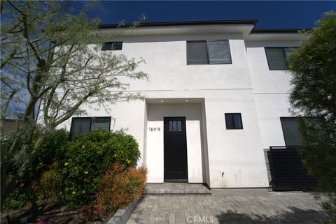 Photo of 18919 Gault Street, Reseda, CA 91335 (MLS # SR26045713)