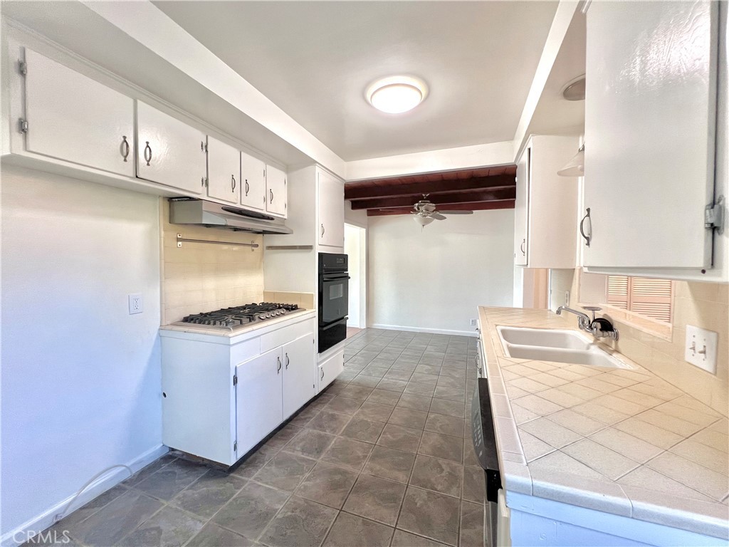 943 E Foothill Boulevard