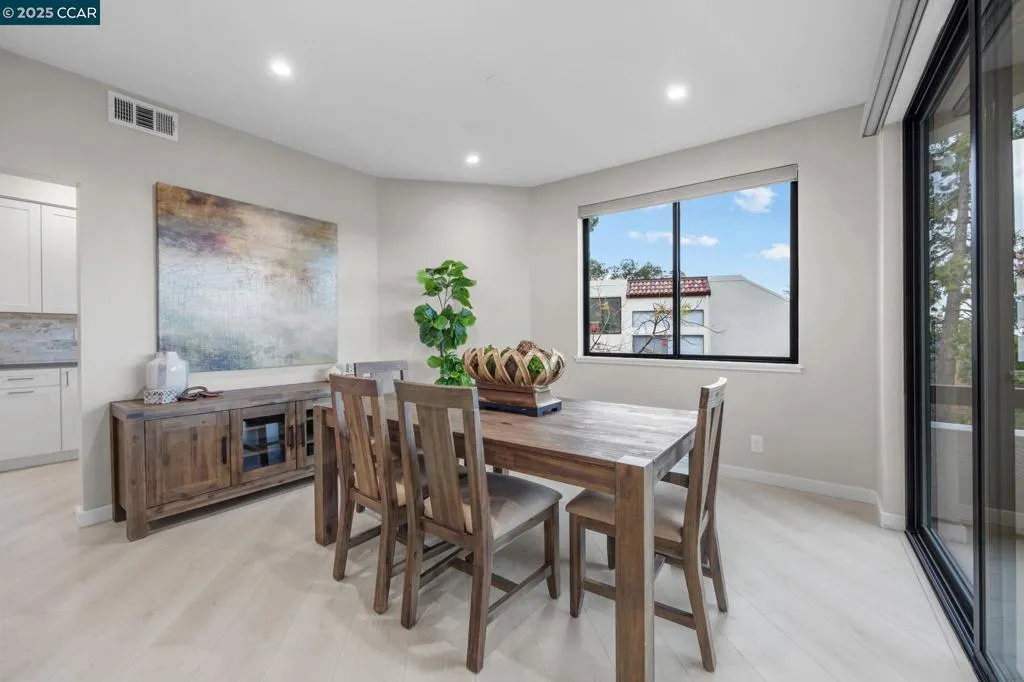 Walnut Creek, California 94595, United States, 2 Bedrooms Bedrooms, ,2 BathroomsBathrooms,Residential,Active,247387