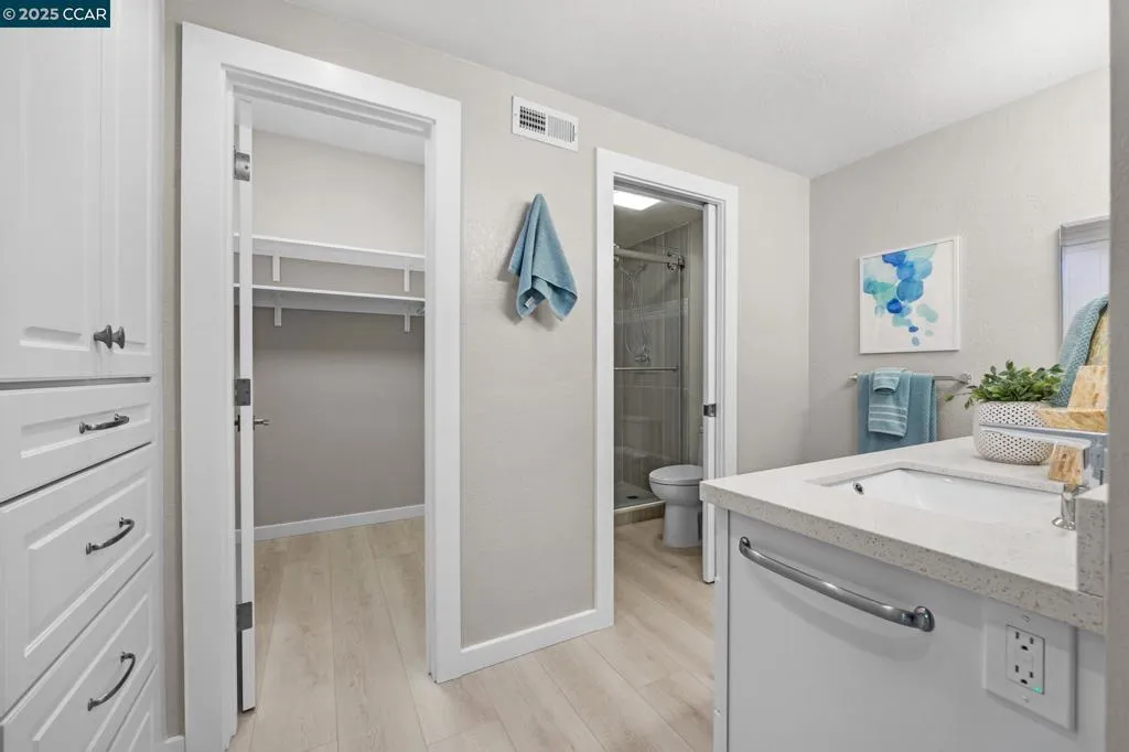 Walnut Creek, California 94595, United States, 2 Bedrooms Bedrooms, ,2 BathroomsBathrooms,Residential,Active,247387