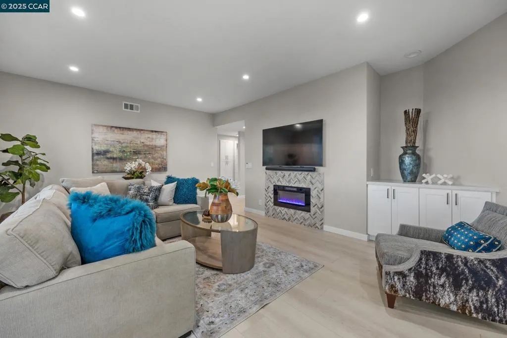 Walnut Creek, California 94595, United States, 2 Bedrooms Bedrooms, ,2 BathroomsBathrooms,Residential,Active,247387