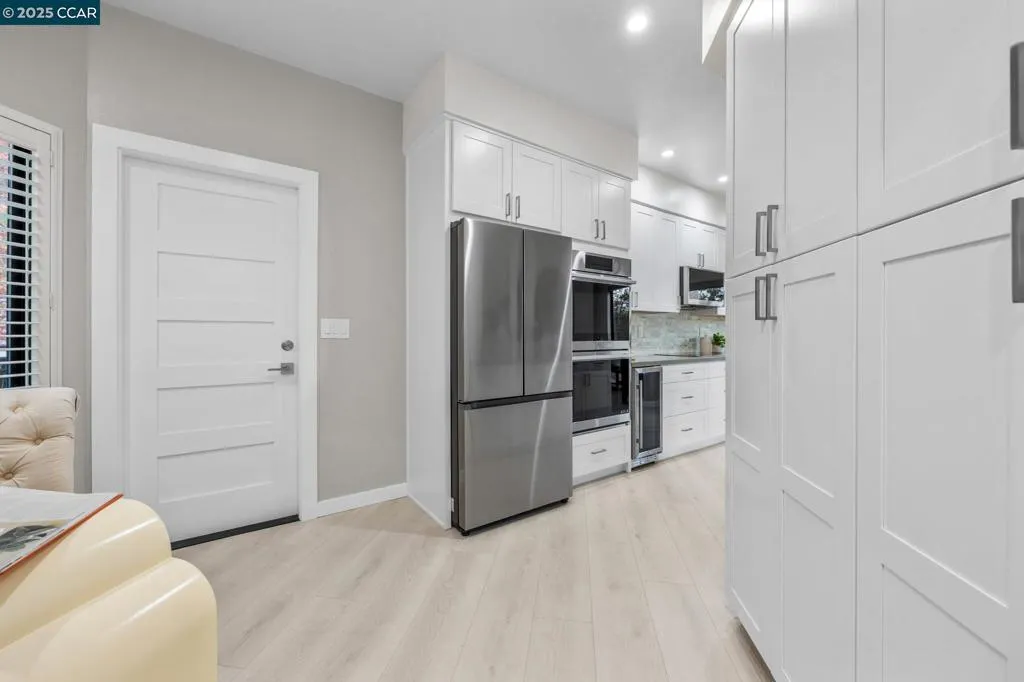 Walnut Creek, California 94595, United States, 2 Bedrooms Bedrooms, ,2 BathroomsBathrooms,Residential,Active,247387