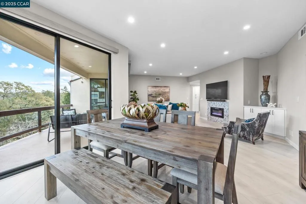 Walnut Creek, California 94595, United States, 2 Bedrooms Bedrooms, ,2 BathroomsBathrooms,Residential,Active,247387