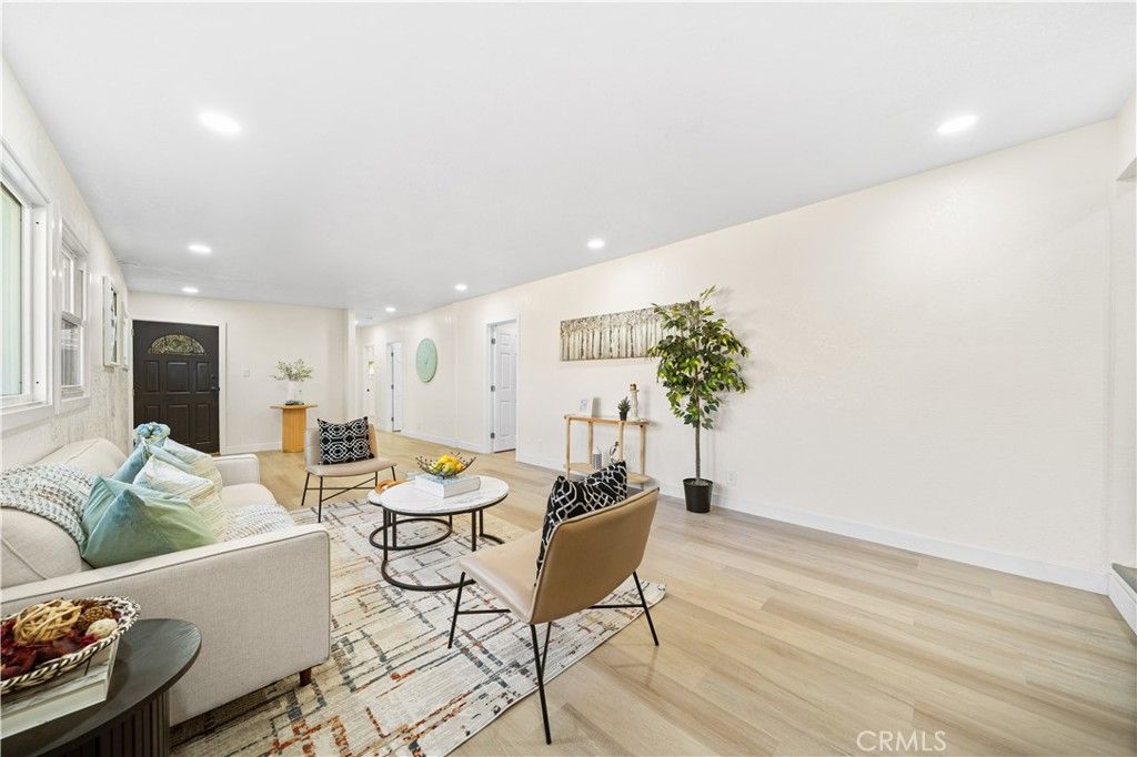 Photo of 713 Flower Ave, Venice, CA 90291 (MLS # OC25263528)