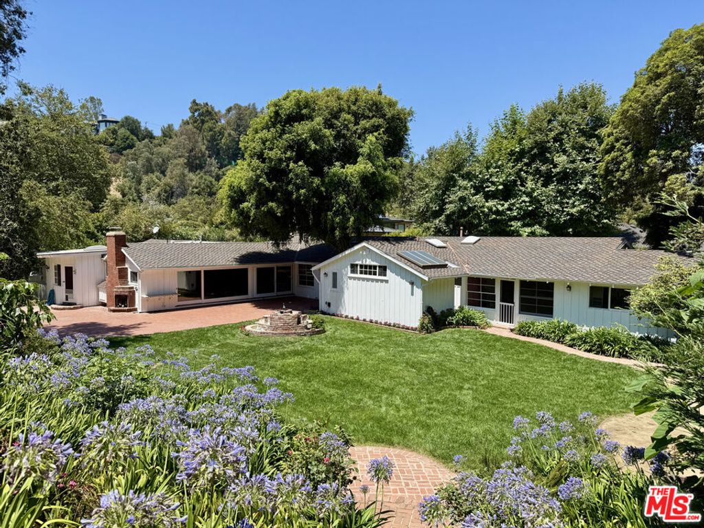 Photo of 1754 Mandeville Canyon Road, Los Angeles, CA 90049 (MLS # 25572489)