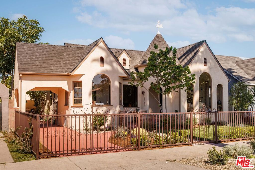 Photo of 2807 Somerset Drive, Los Angeles, CA 90016 (MLS # 26837589)