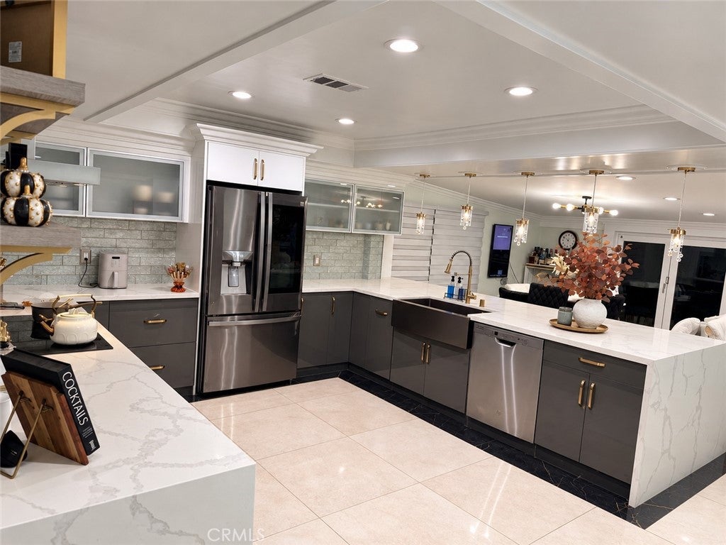 2571 W Lambert