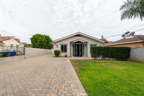 Photo of 6938 Peach Avenue, Van Nuys, CA 91406 (MLS # GD26147021)