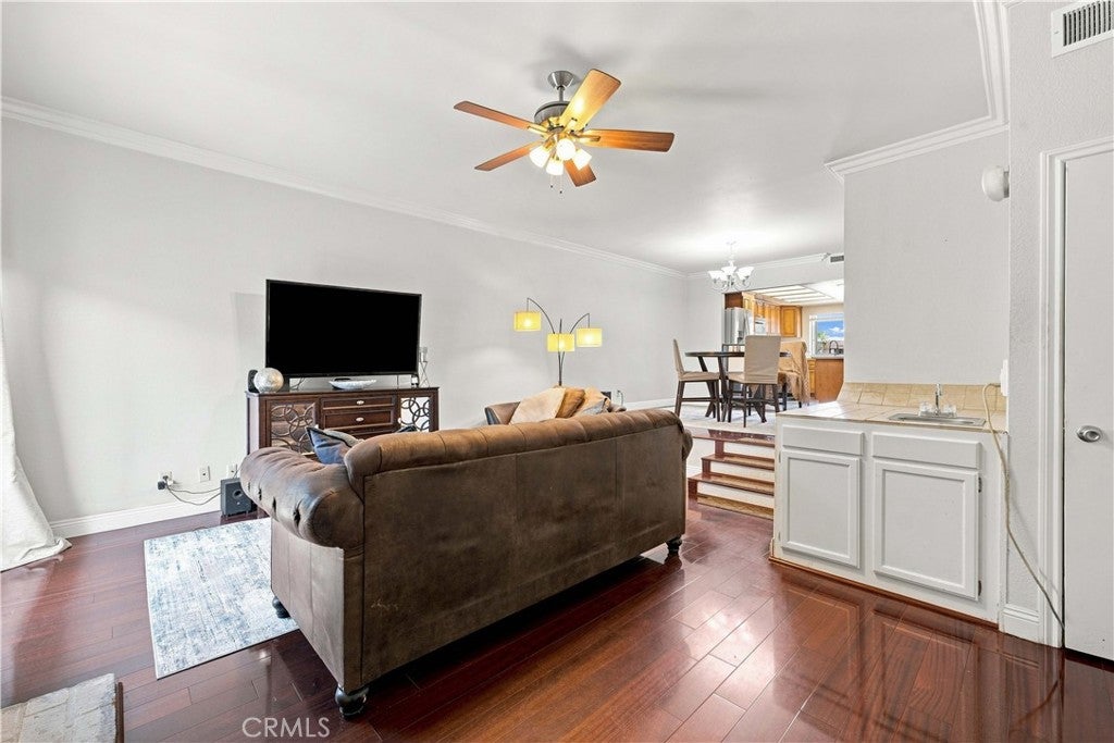 10234 Variel AVE 5, Chatsworth CA 91311