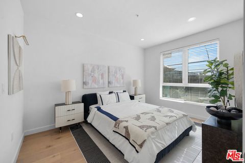 Photo of 105 S Mariposa Avenue #204, Los Angeles, CA 90004 (MLS # 26787175)