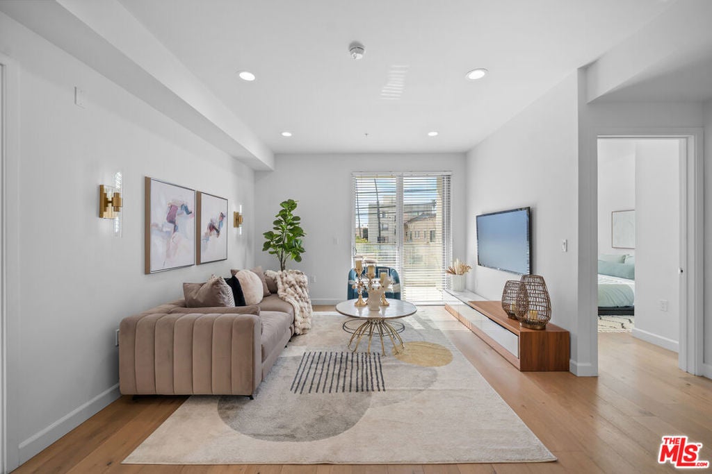 105 S Mariposa Avenue 204