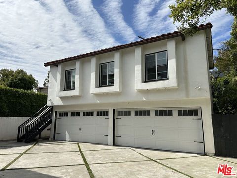 Photo of 6339 1/2 W 6th Street, Los Angeles, CA 90048 (MLS # 26840275)