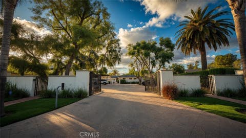 Photo of 5855 Shirley Avenue, Tarzana, CA 91356 (MLS # SR26093103)