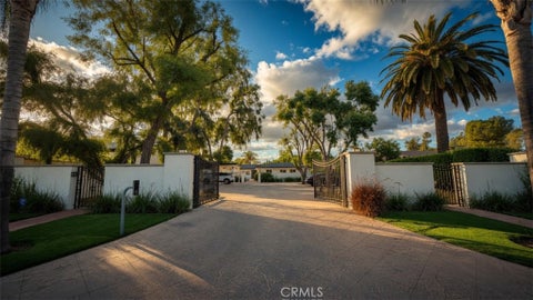 Photo of 5855 Shirley Avenue, Tarzana, CA 91356 (MLS # SR26093103)