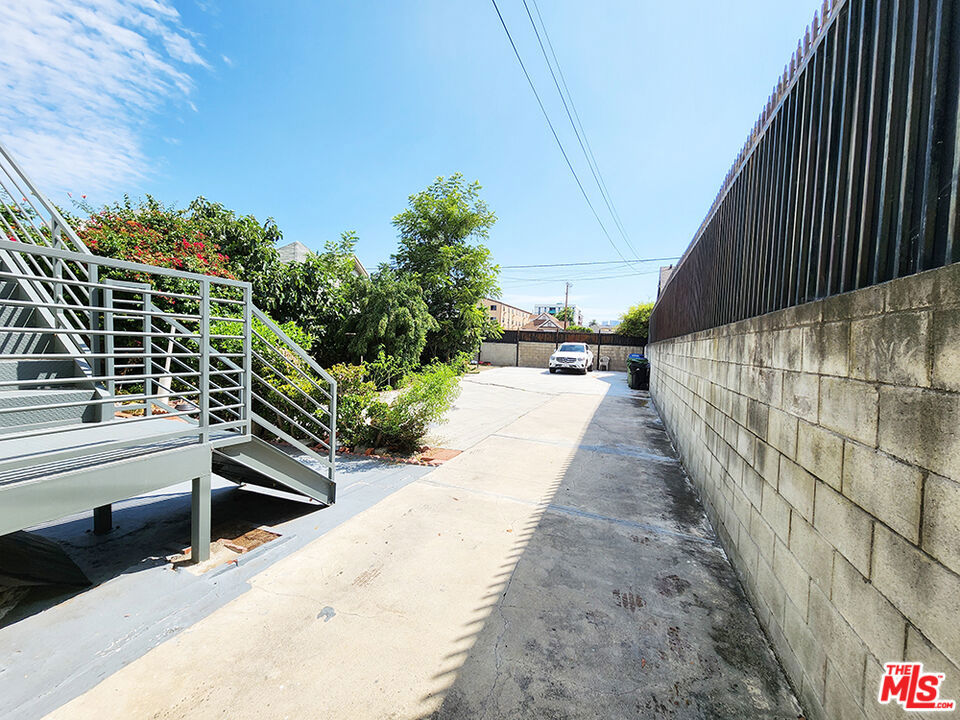 1046 S Kenmore Avenue