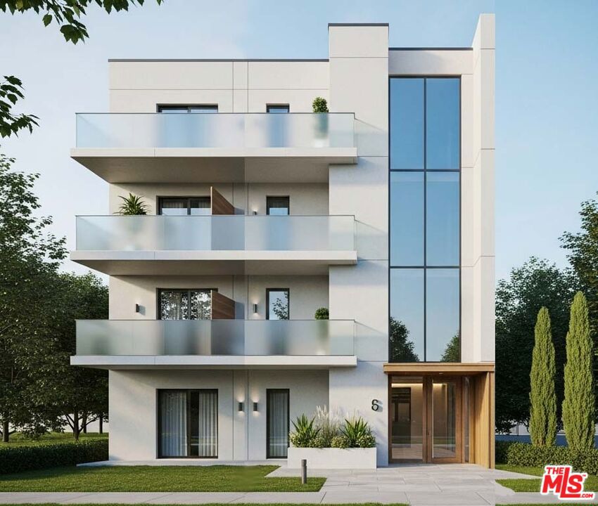 1046 S Kenmore Avenue