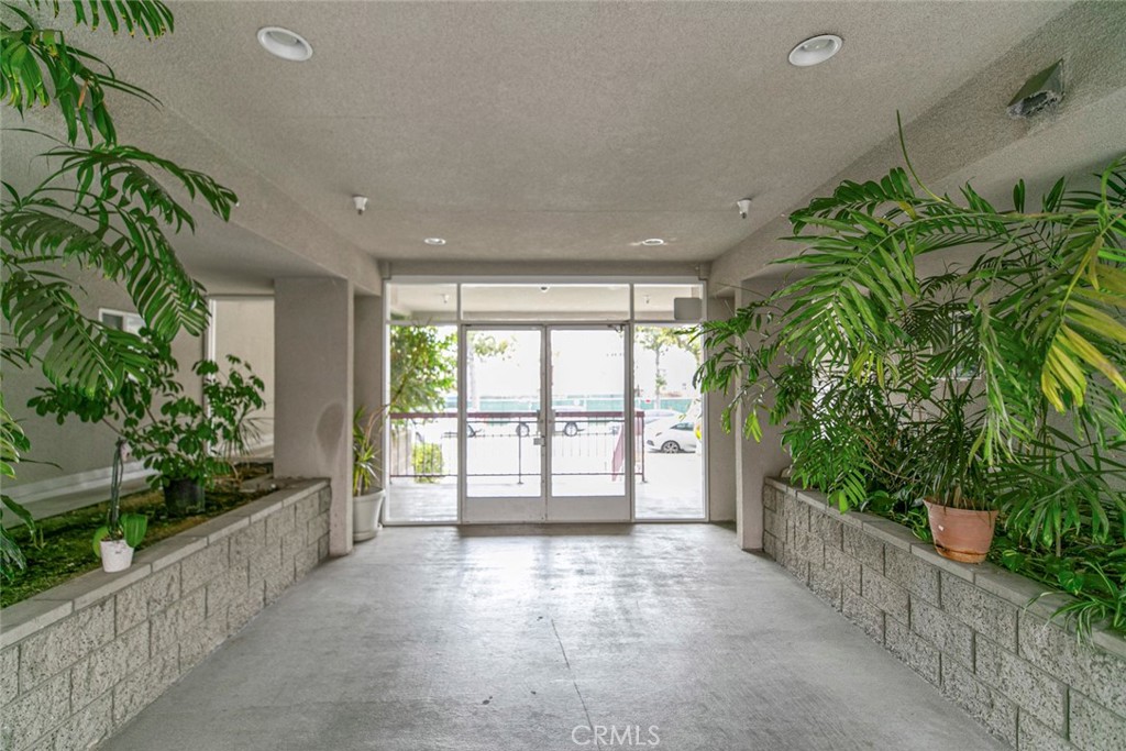 432 N. Kenwood Street 206