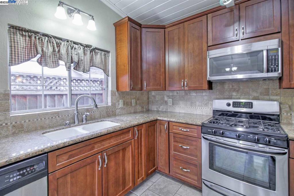 CRESTVIEW - Residential Lease