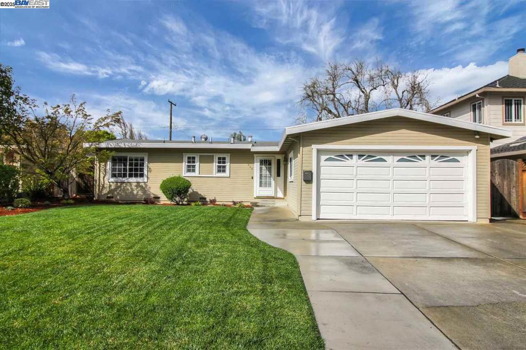 Single level home with updated kitchen and bathrooms. Large backyard. Washer, dryer, refrigerator included. Also includes garbage and weekly yard maintenance. Easy access to 280, 880 and 17 freeways. Walking distance to Santana Row and Valley Fair Mall. No smoking. No Pets. Apply with RentSpree https://apply.link/vrpN0yk