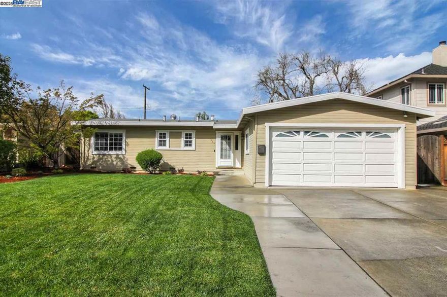 Single level home with updated kitchen and bathrooms. Large backyard. Washer, dryer, refrigerator included. Also includes garbage and weekly yard maintenance. Easy access to 280, 880 and 17 freeways. Walking distance to Santana Row and Valley Fair Mall. No smoking. No Pets. Apply with RentSpree https://apply.link/vrpN0yk