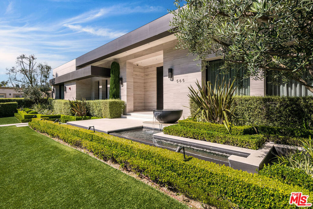565 Evelyn Place