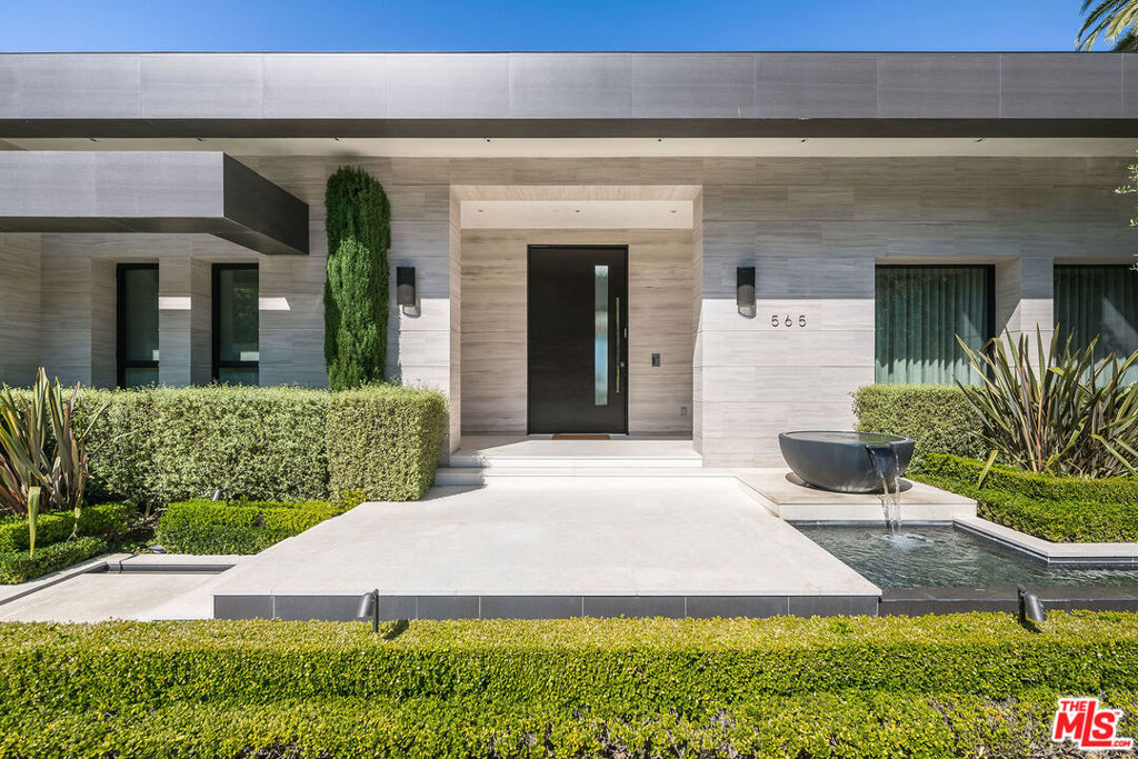 565 Evelyn Place