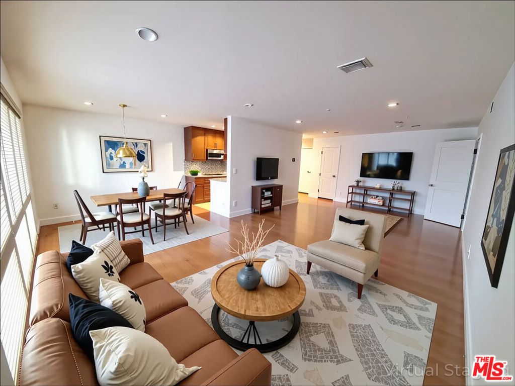 Photo of 4407 Francis Avenue #210, Los Angeles, CA 90005 (MLS # 25594729)