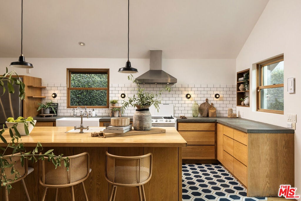 Photo of 4257 Campbell Drive, Los Angeles, CA 90066 (MLS # 26929919)