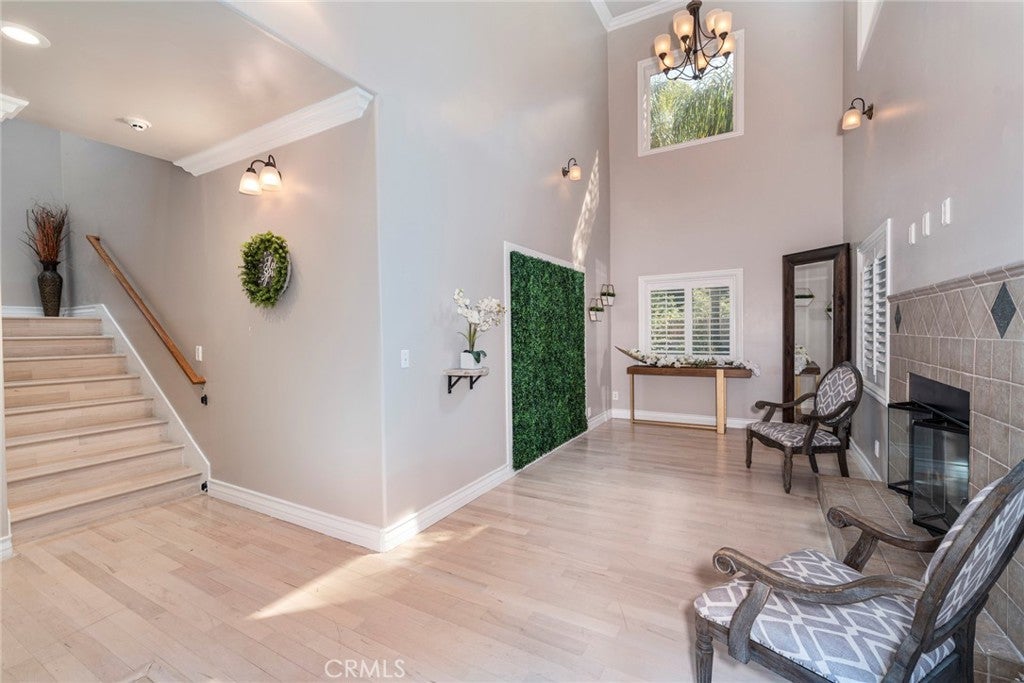 12102 S La Cienega