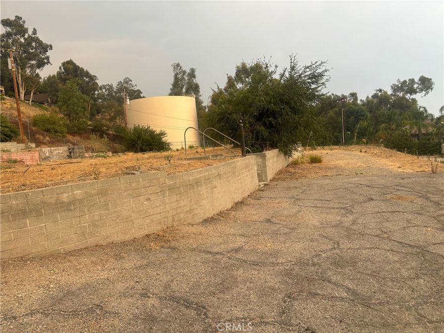 41,759 Sq. ft. of buildable vacant lot in a very exclusive San Bernardino mountains. This is one of the very few vacant lot left in the immediate arear. The lot offers a breathtaking view of the mountains, city and beyond. You will be impressed with the style and quality of the recently built home around this lot. All utilities are easily accessible