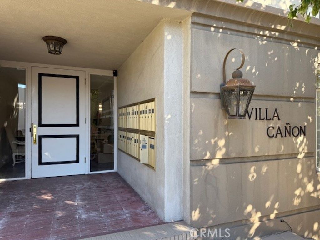 Photo of 434 S Canon Drive #202, Beverly Hills, CA 90212 (MLS # SR25242684)