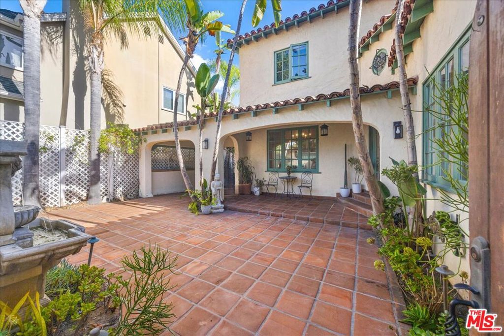 Photo of 10388 Keswick Avenue, Los Angeles, CA 90064 (MLS # 26102339)