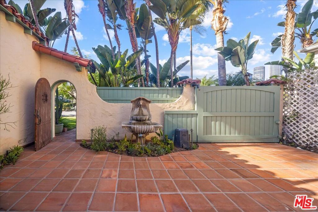 Photo of 10388 Keswick Avenue, Los Angeles, CA 90064 (MLS # 26102339)