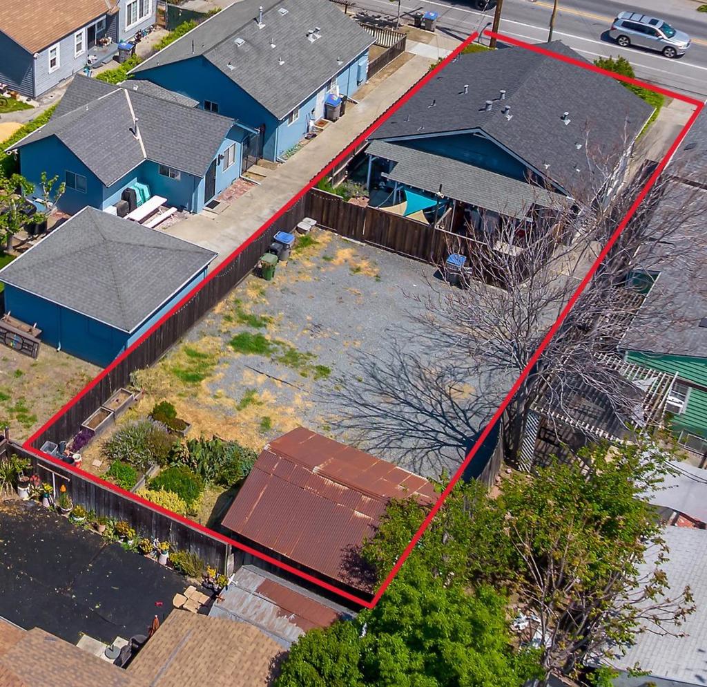 Opportunity to live in one unit and bring in rental income in the other unit. Family owned and well maintained over the years. Large expansive lot with room to expand.
