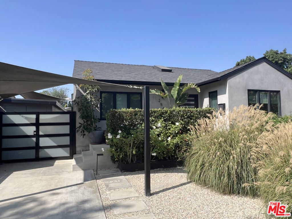 Photo of 2543 Federal Avenue, Los Angeles, CA 90064 (MLS # 25600849)