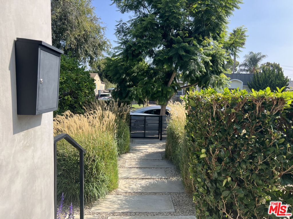Photo of 2543 Federal Avenue, Los Angeles, CA 90064 (MLS # 25600849)