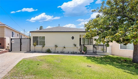 Photo of 826 E Olive Avenue, Burbank, CA 91501 (MLS # GD26216968)