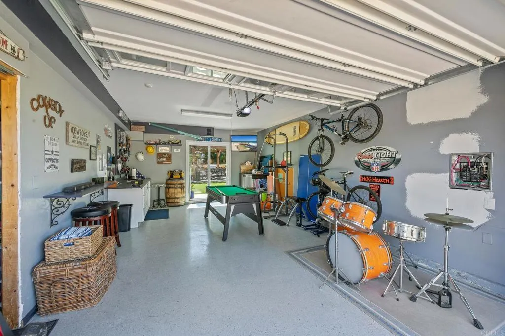 Poway, California 92064, United States, 4 Bedrooms Bedrooms, ,4 BathroomsBathrooms,Residential,Pending,215762