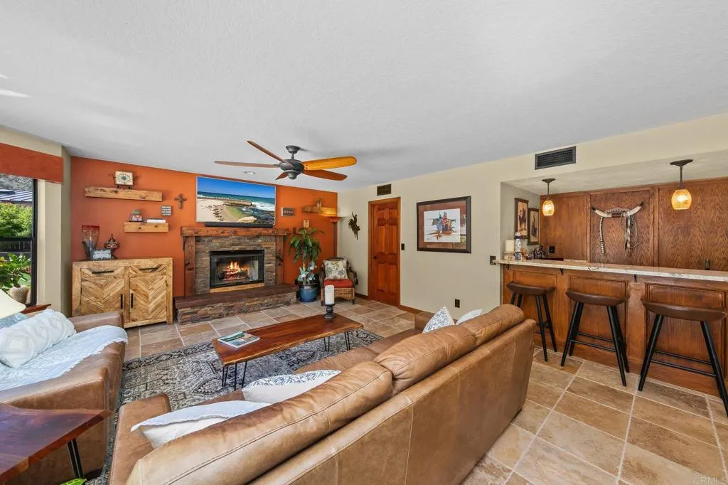 Poway, California 92064, United States, 4 Bedrooms Bedrooms, ,4 BathroomsBathrooms,Residential,Pending,215762