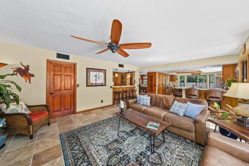 Poway, California 92064, United States, 4 Bedrooms Bedrooms, ,4 BathroomsBathrooms,Residential,Pending,215762