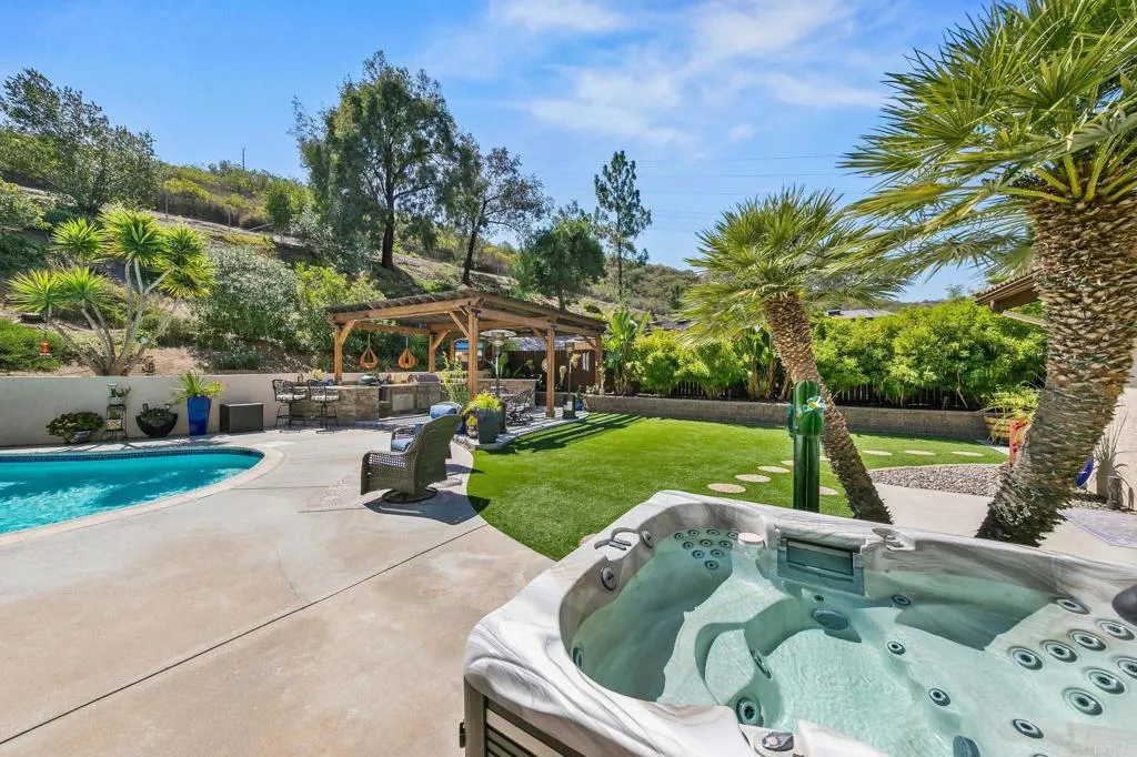 Poway, California 92064, United States, 4 Bedrooms Bedrooms, ,4 BathroomsBathrooms,Residential,Pending,215762