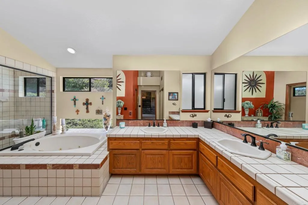 Poway, California 92064, United States, 4 Bedrooms Bedrooms, ,4 BathroomsBathrooms,Residential,Pending,215762