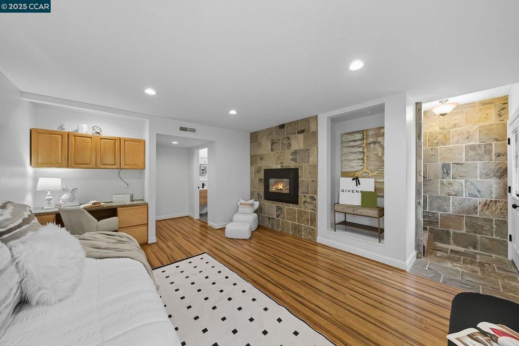 OAK SPRINGS - Residential