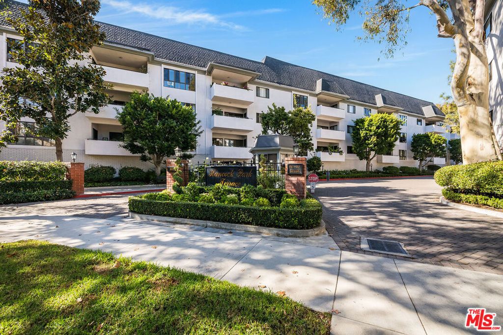 Photo of 647 Wilcox Avenue #3G, Los Angeles, CA 90004 (MLS # 25618843)